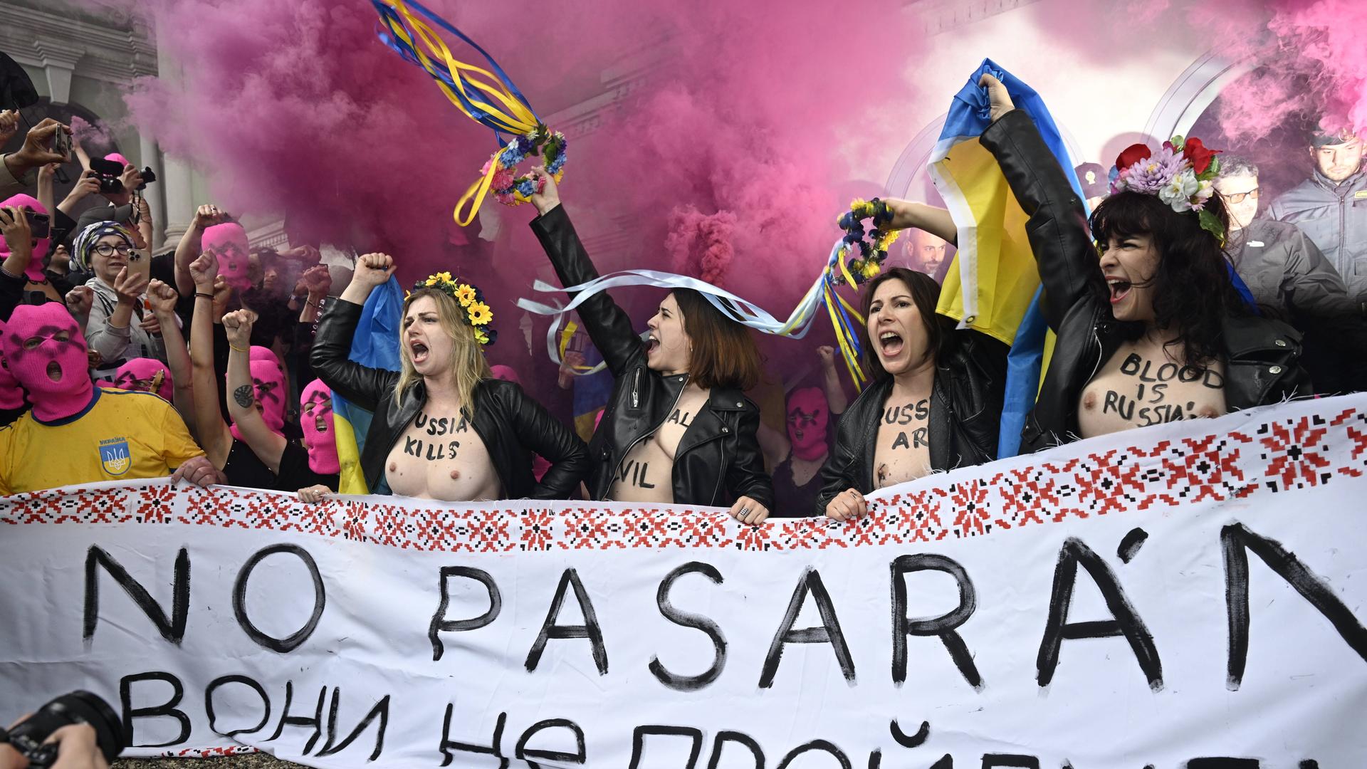 Protest des feministischen Performance-Kollektivs Pussy Riot vor dem russischen Pavillon in Venedig.
