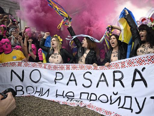 Protest des feministischen Performance-Kollektivs Pussy Riot vor dem russischen Pavillon in Venedig.