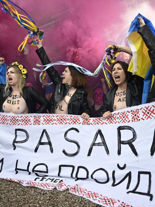 Protest des feministischen Performance-Kollektivs Pussy Riot vor dem russischen Pavillon in Venedig.