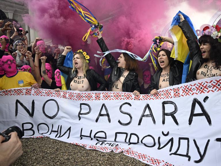 Protest des feministischen Performance-Kollektivs Pussy Riot vor dem russischen Pavillon in Venedig.