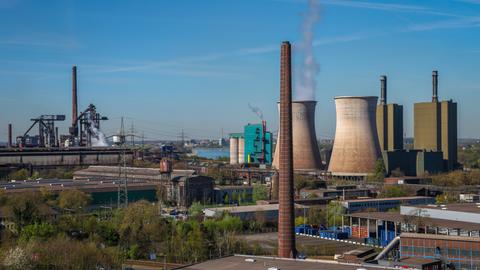 Blick auf eine Industrielandschaft im Ruhrgebiet mit einem Stahlwerk, Hochöfen und einem Gaskraftwerk.