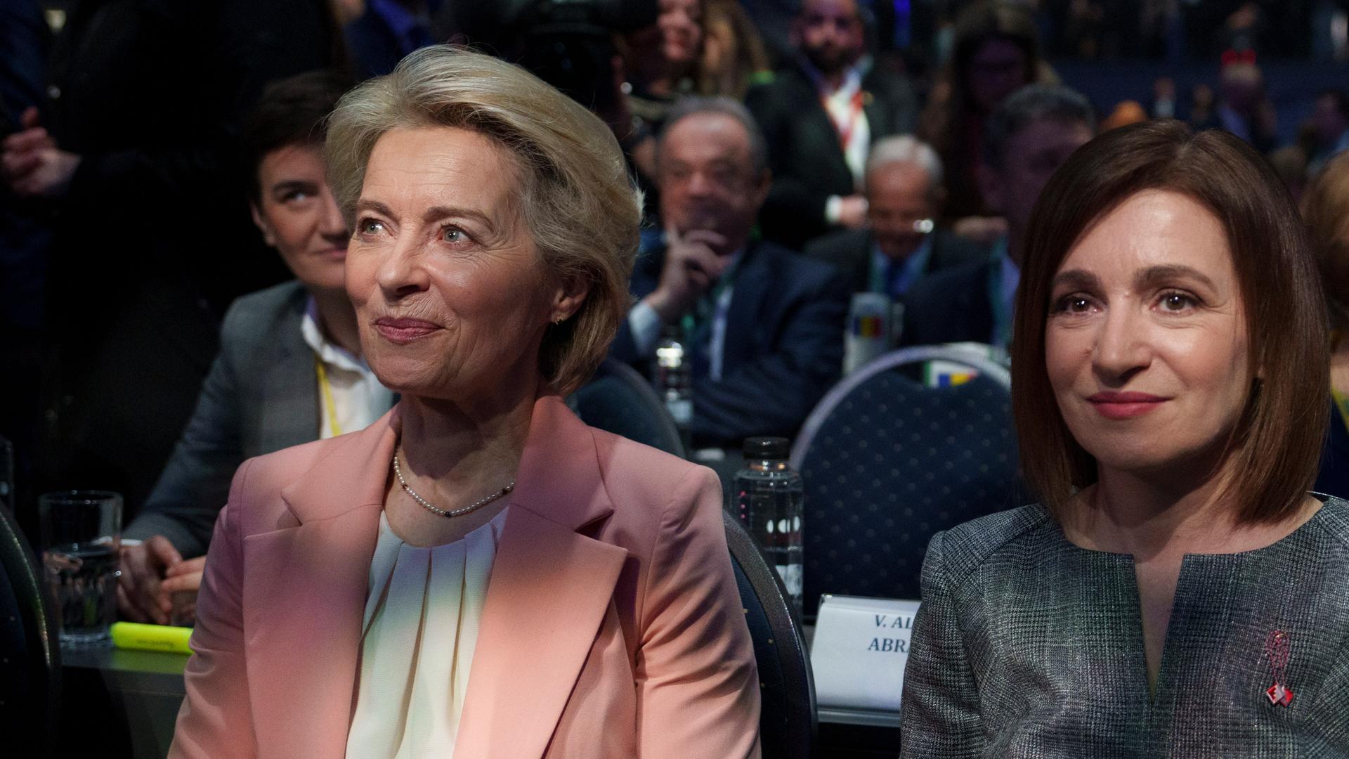 Die designierte Spitzenkandidatin der EVP, Ursula von der Leyen, beim EVP-Kongress. Neben ihr sitzt Maia Sandu, Präsidentin von Moldau. Die designierte Spitzenkandidatin der EVP, Ursula von der Leyen, beim EVP-Kongress. Neben ihr sitzt Maia Sandu, Präsidentin von Moldau.