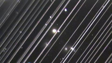 Länger belichtete Aufnahme mit den Spuren von über 25 Starlink-Satelliten