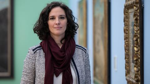 Florence Thurmes, Generaldirektorin der Kunstsammlungen Chemnitz, steht im Museum am Theaterplatz und guckt in die Kamera. 