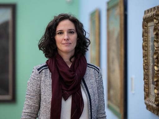 Florence Thurmes, Generaldirektorin der Kunstsammlungen Chemnitz, steht im Museum am Theaterplatz und guckt in die Kamera. 