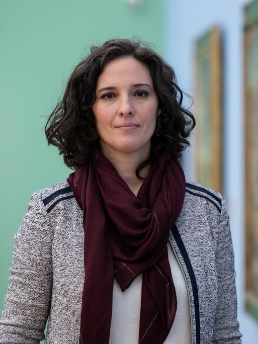 Florence Thurmes, Generaldirektorin der Kunstsammlungen Chemnitz, steht im Museum am Theaterplatz und guckt in die Kamera. 