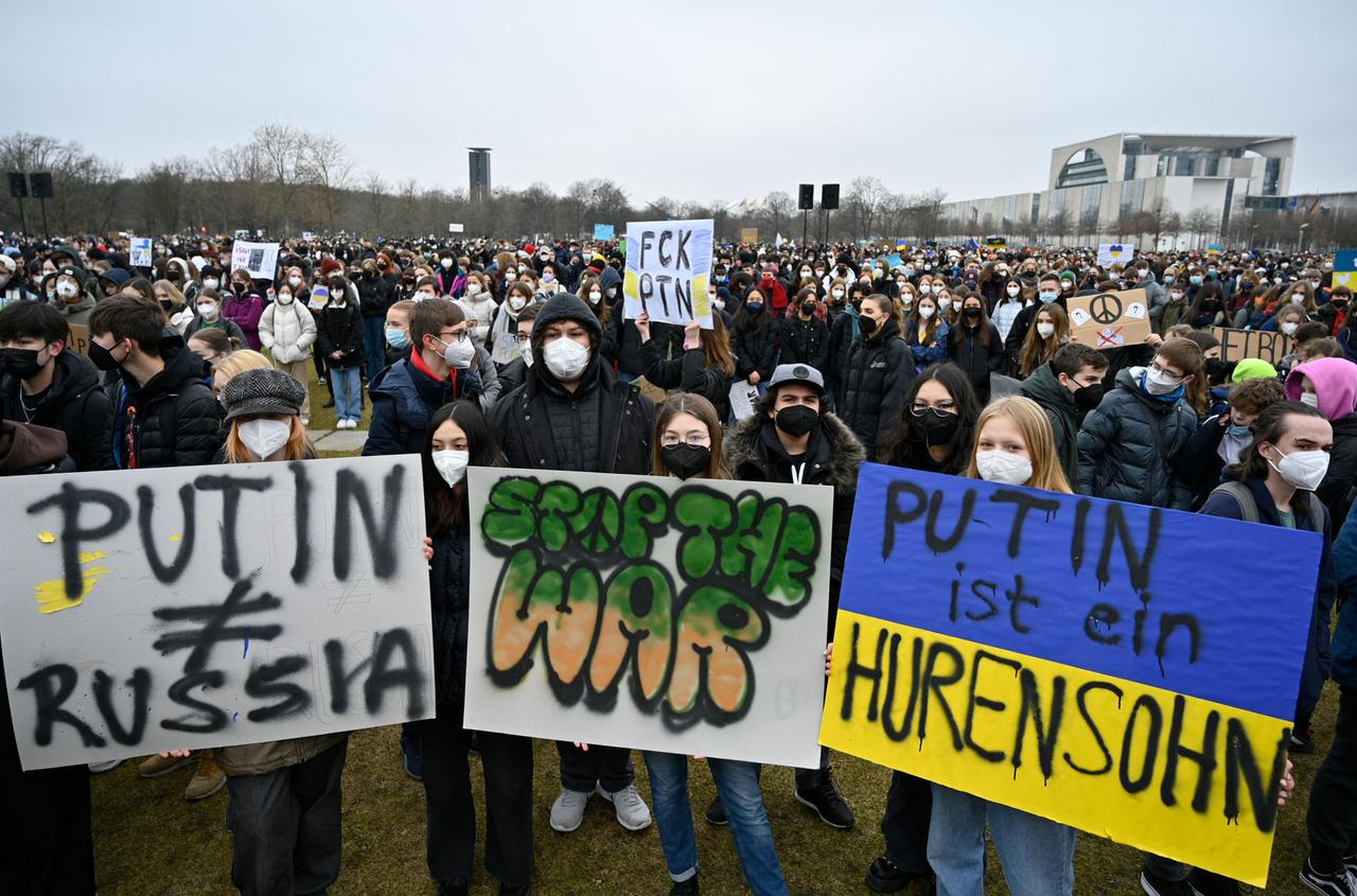 Mitglieder der Fridays for Future-Bewegung demonstrieren vor dem Berliner Reichstag gegen den Angriff auf die Ukraine.