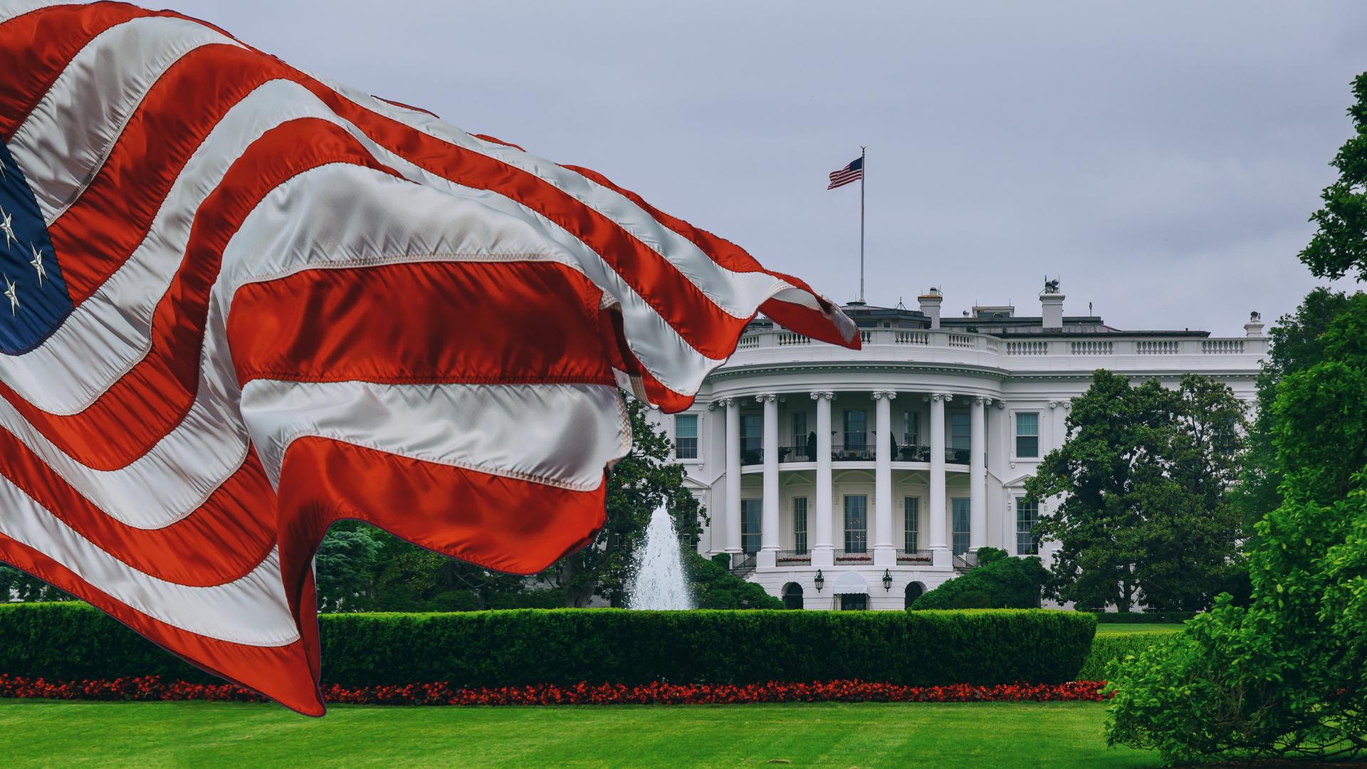 Der Amtssitz von Donald Trump, das Weiße Haus in Washington mit USA-Flagge davor, hat AP-Reporter abgewiesen.