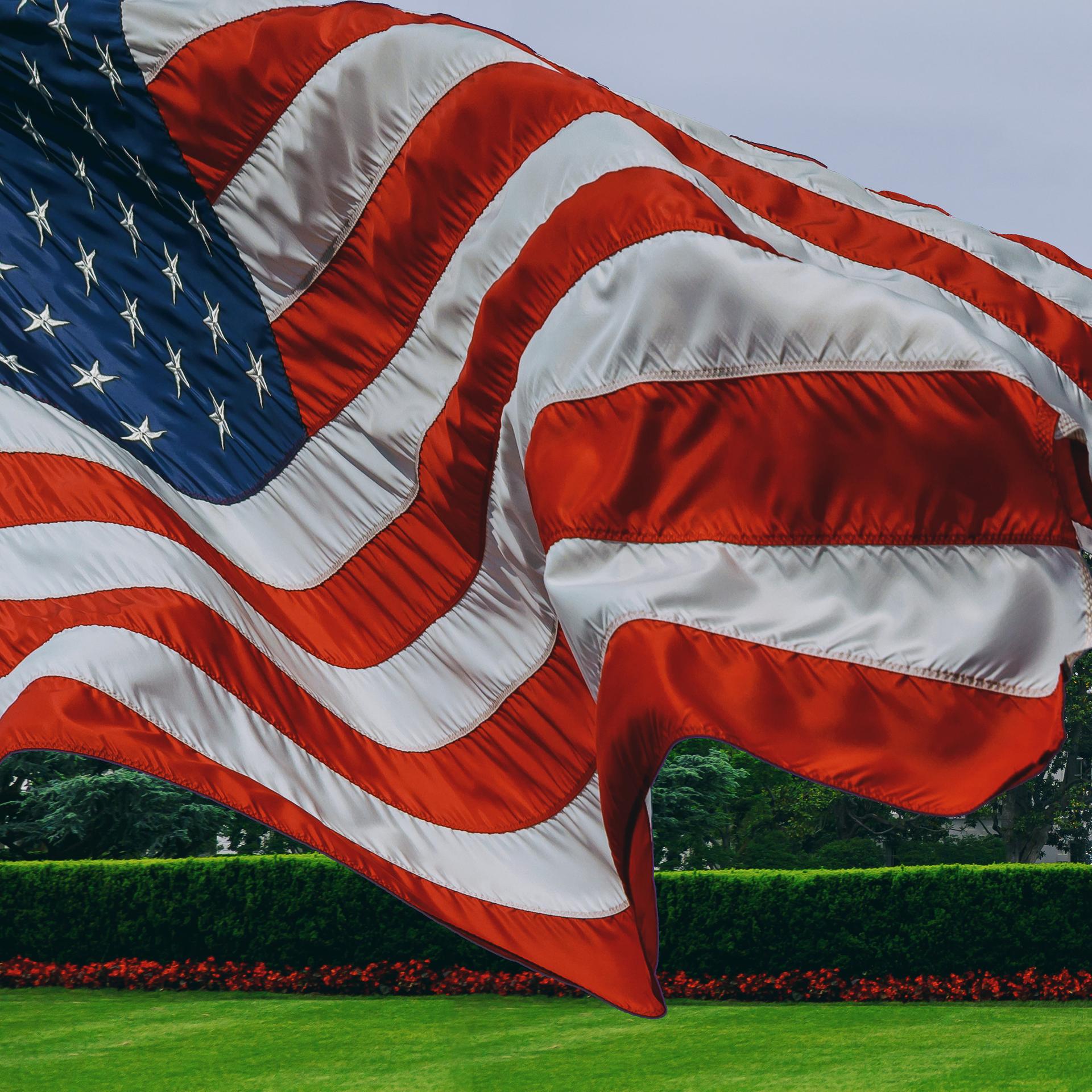 Weißes Haus mit USA-Flagge
