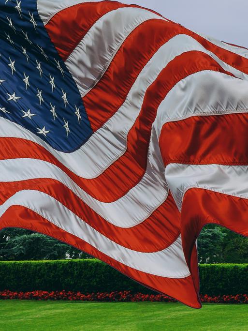 Weißes Haus mit USA-Flagge