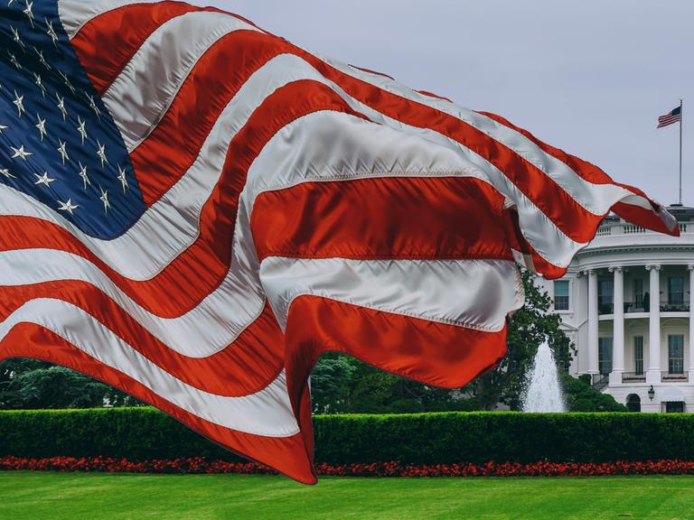 Weißes Haus mit USA-Flagge