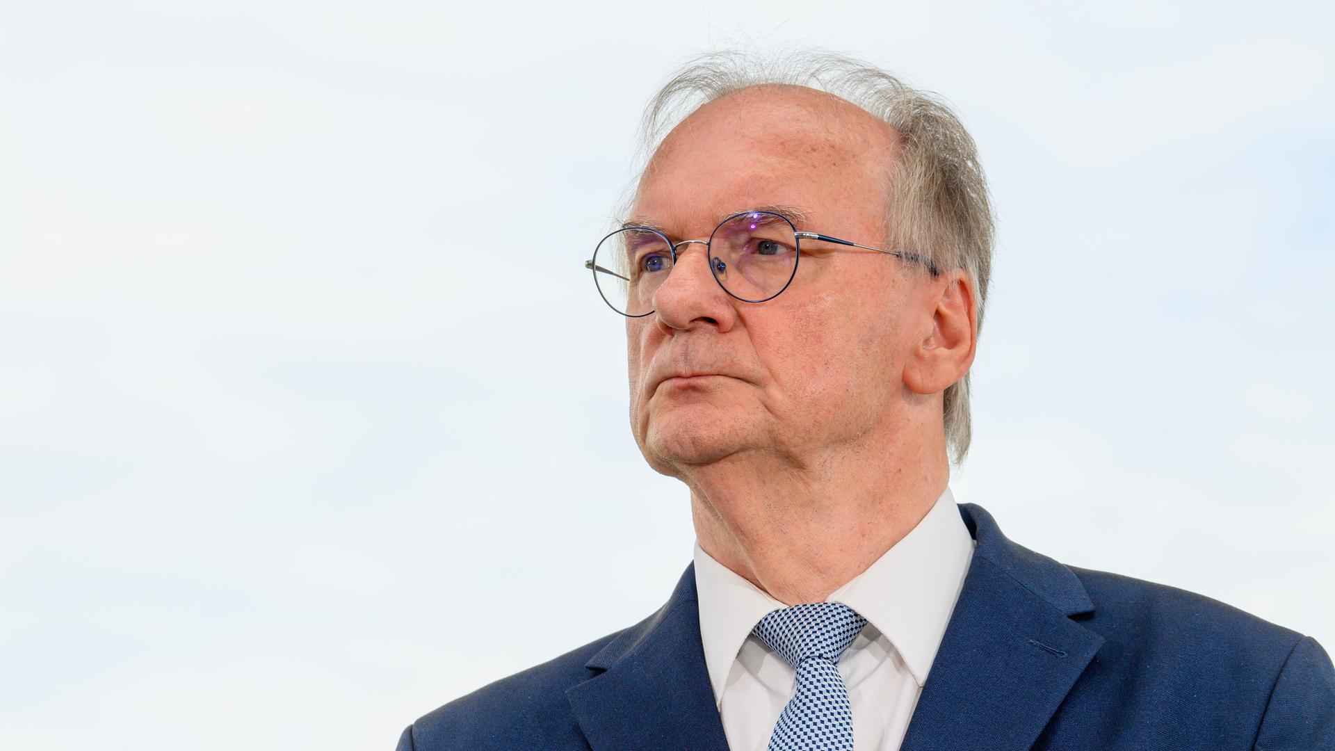 Reiner Haseloff (CDU), Ministerpräsident von Sachsen-Anhalt, schaut ernst zur Seite. Reiner Haseloff (CDU), Ministerpräsident von Sachsen-Anhalt, schaut ernst zur Seite.