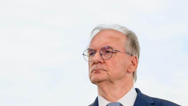Reiner Haseloff (CDU), Ministerpräsident von Sachsen-Anhalt, schaut ernst zur Seite.