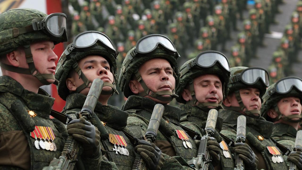 Russische Soldaten in Kampfuniform marschieren in Formation während der jährlichen Parade zum Tag des Sieges, mit der der 81. Jahrestag des Sieges über Nazideutschland im Zweiten Weltkrieg gefeiert wird, auf dem Roten Platz am 9. Mai 2026 in Moskau. Russische Soldaten in Kampfuniform marschieren in Formation während der jährlichen Parade zum Tag des Sieges, mit der der 81. Jahrestag des Sieges über Nazideutschland im Zweiten Weltkrieg gefeiert wird, auf dem Roten Platz am 9. Mai 2026 in Moskau.