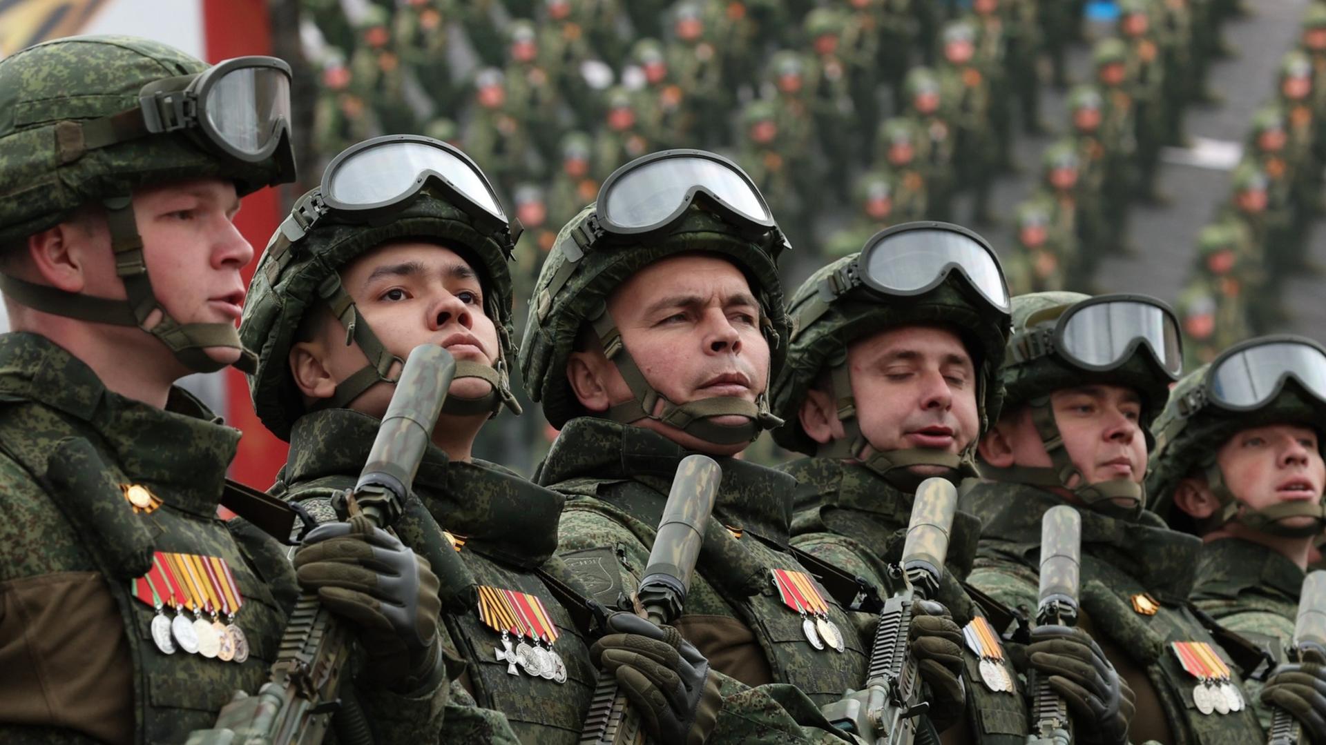 Russische Soldaten in Kampfuniform marschieren in Formation während der jährlichen Parade zum Tag des Sieges, mit der der 81. Jahrestag des Sieges über Nazideutschland im Zweiten Weltkrieg gefeiert wird, auf dem Roten Platz am 9. Mai 2026 in Moskau.