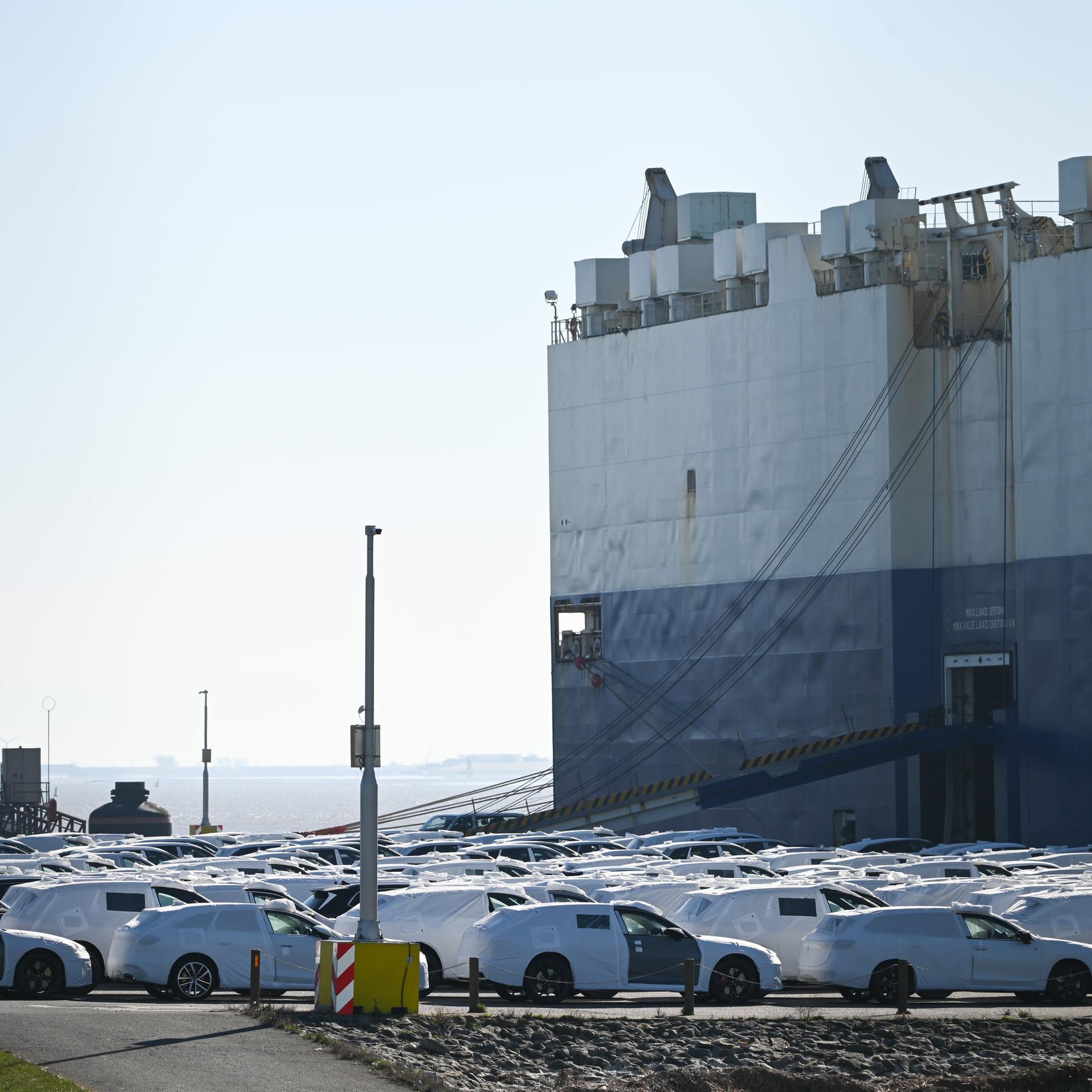 Zahlreiche Neuwagen der Marken Volkswagen und Audi stehen zur Verladung im Hafen bereit. 