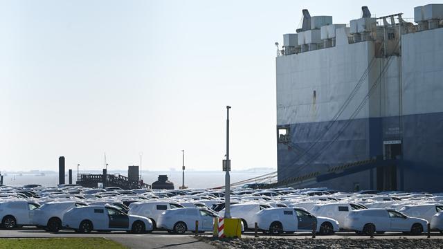 Zahlreiche Neuwagen der Marken Volkswagen und Audi stehen zur Verladung im Hafen bereit. 