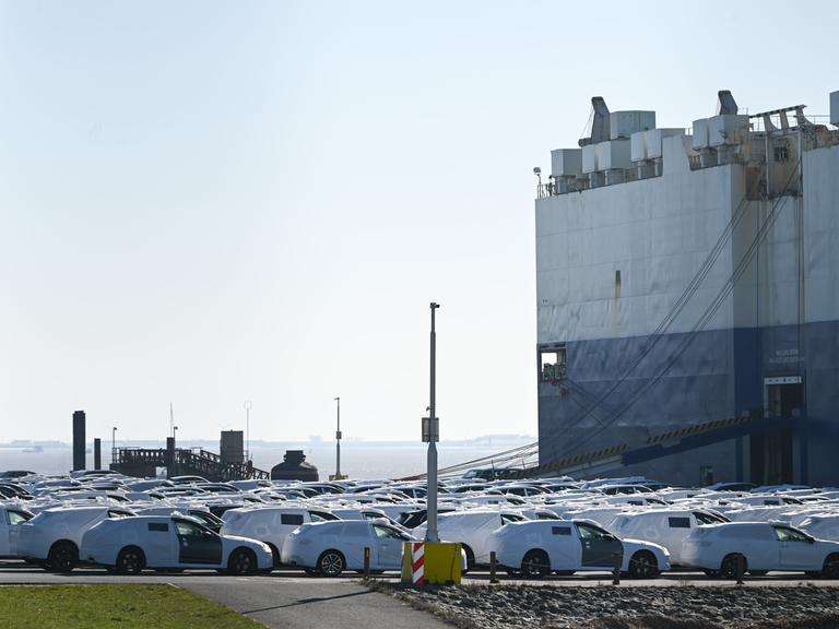 Zahlreiche Neuwagen der Marken Volkswagen und Audi stehen zur Verladung im Hafen bereit. 
