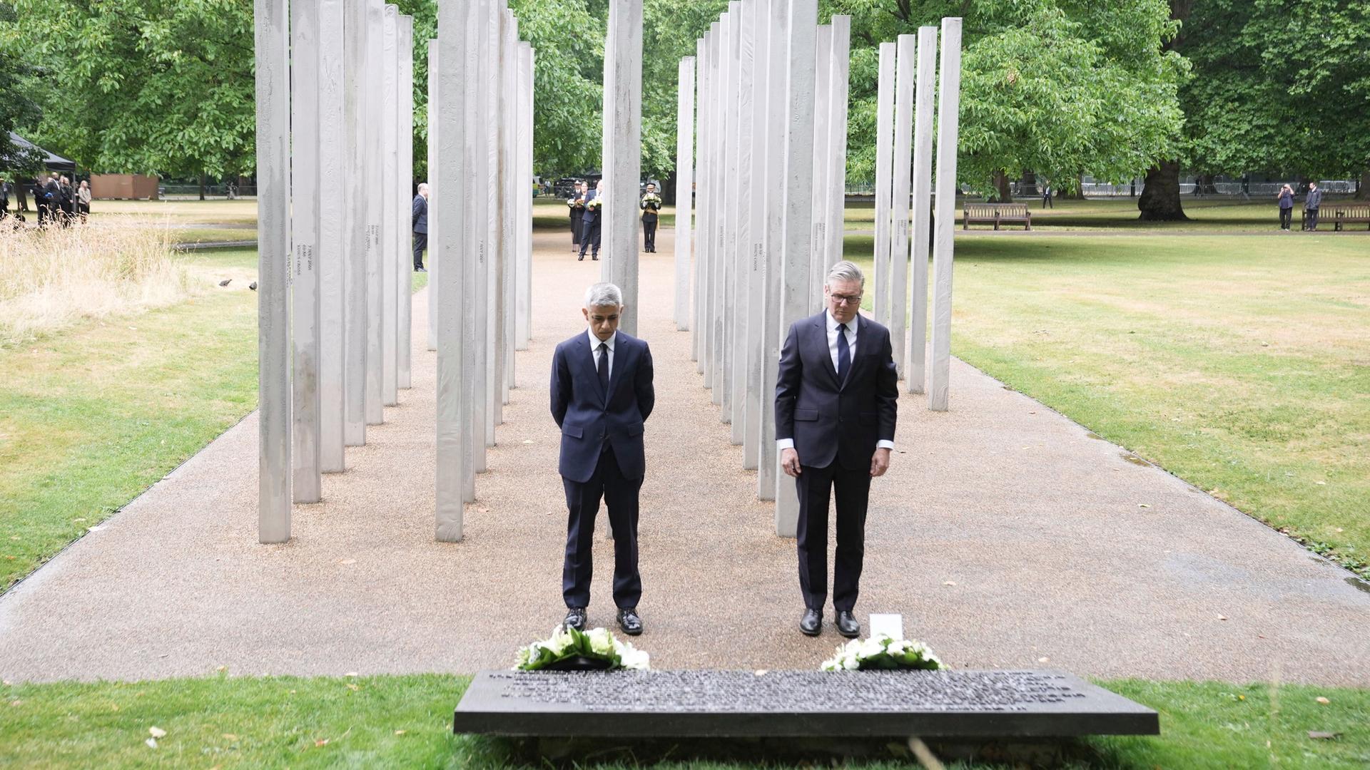 Londons Bürgermeister Sadiq Khan (l) und der britische Premierminister Keir Starmer legen einen Kranz am 7/7-Memorial im Hyde Park nieder, um den Jahrestag der Terroranschläge in London am 7. Juli 2005 zu begehen, bei denen 52 Menschen getötet wurden.