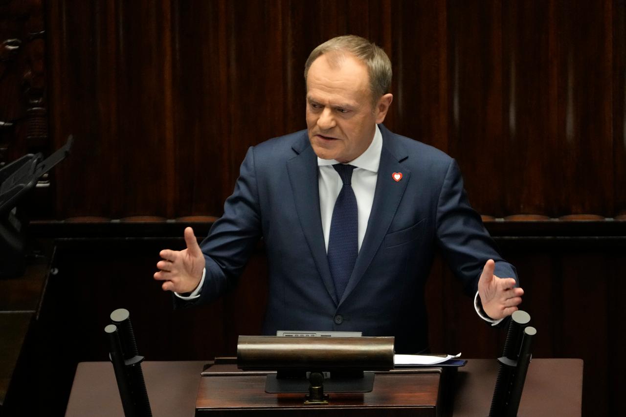 Der polnische Politiker Donald Tusk spricht zu den Abgeordneten während einer Rede im Parlament. 