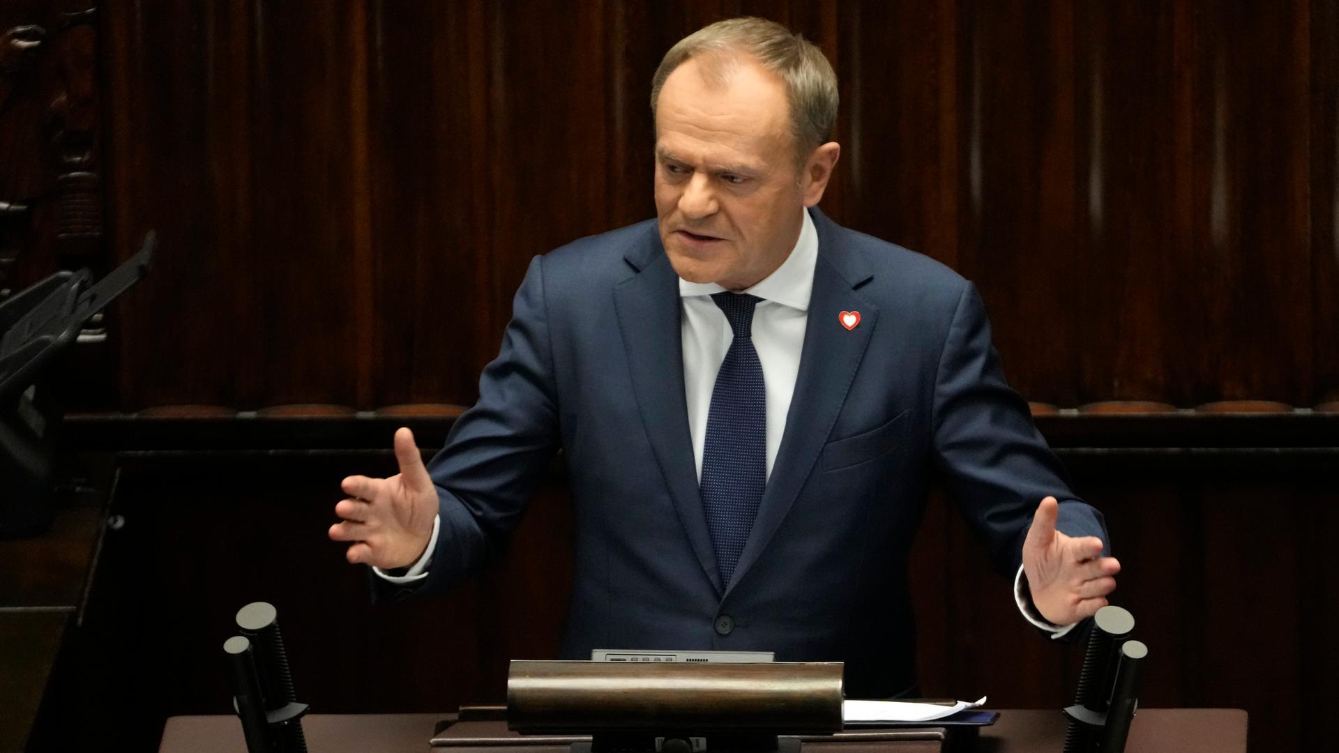 Der polnische Politiker Donald Tusk spricht zu den Abgeordneten während einer Rede im Parlament.