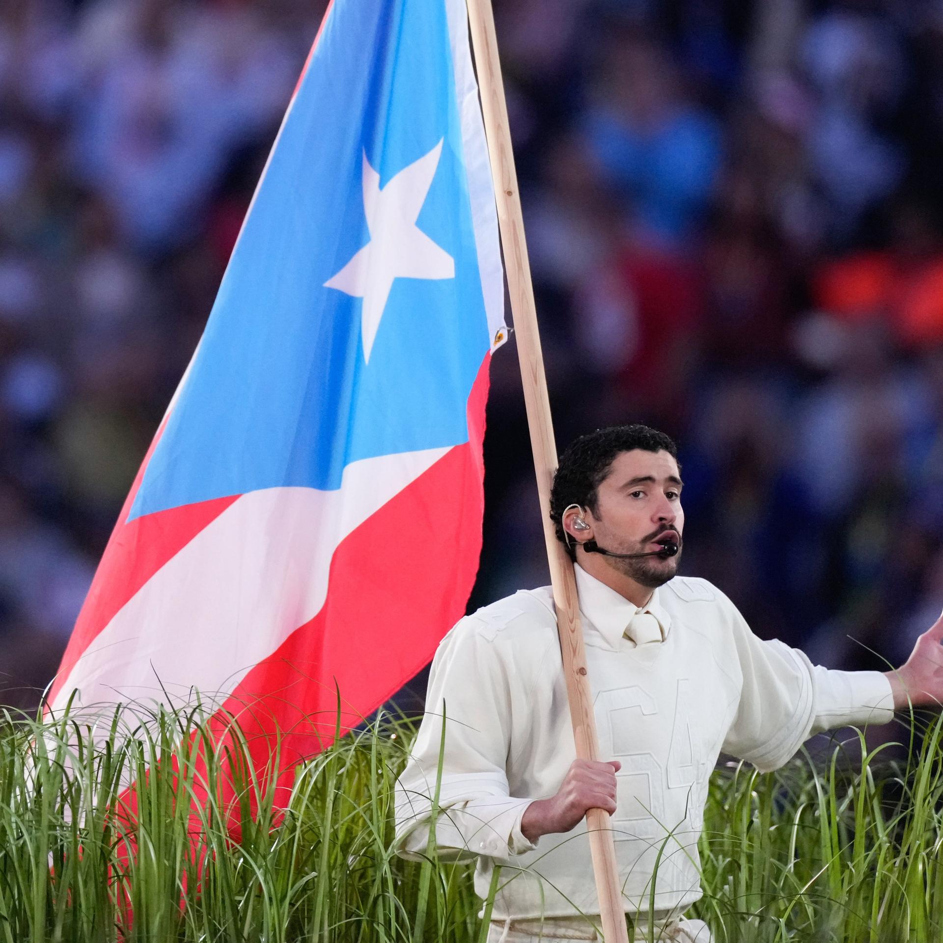 Sänger Bad Bunny mit der Flagge Puerto Ricos bei der Super-Bowl-Halbzeitshow.