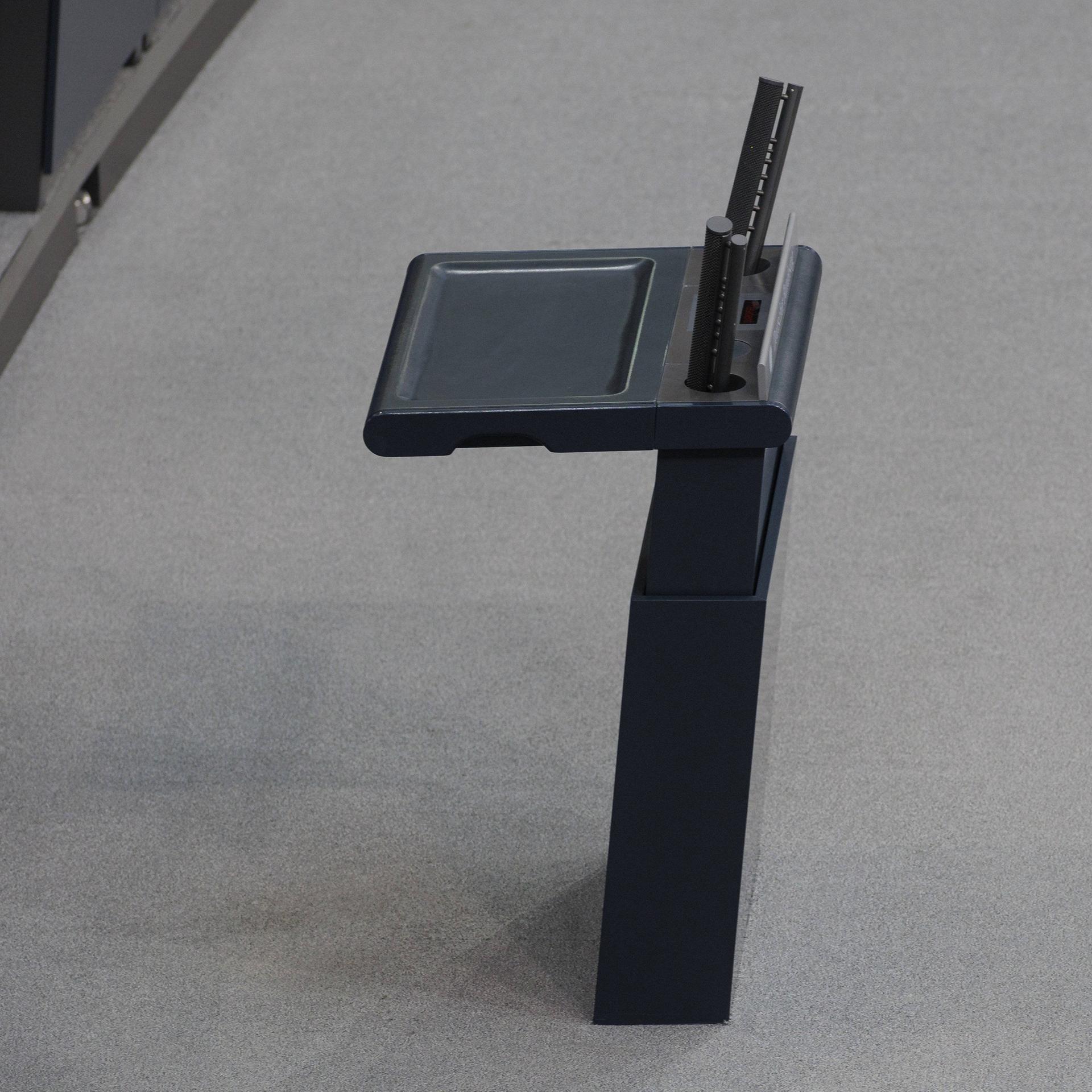 Ein leeres schwarzes Rednerpult. Es steht im Deutschen Bundestag.