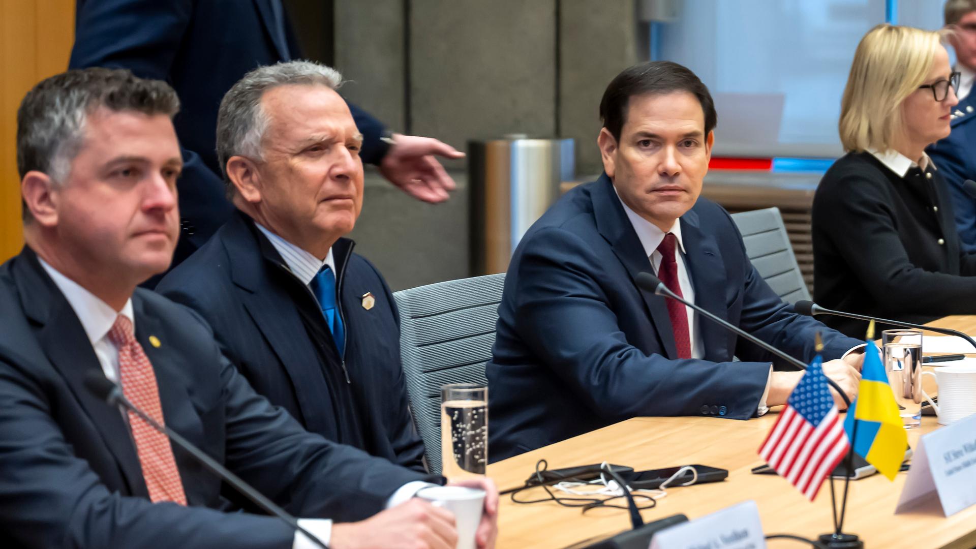 Der amerikanische Sondergesandte Witkoff (2.v.l.) und US-Außenminister Rubio (3.v.l.) sitzen an einem Tisch.