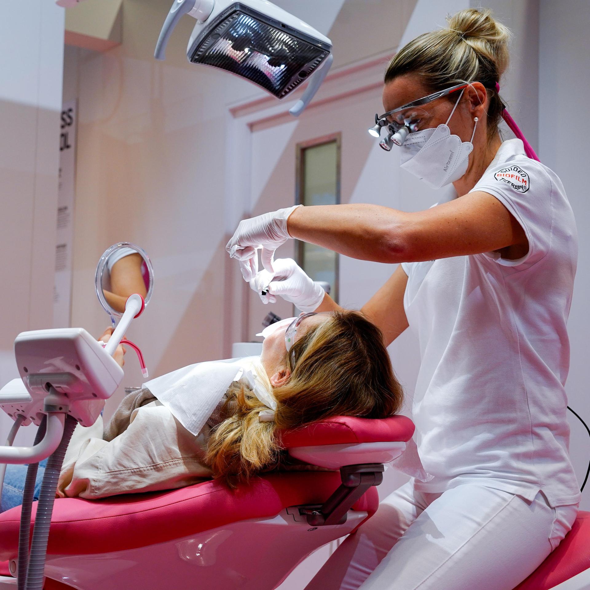 Wörtliche Betäubung - Wenn die Literatur zum Zahnarzt geht