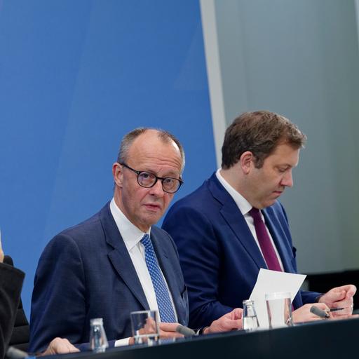 Bundeskanzler Friedrich Merz (CDU/M.), Lars Klingbeil (SPD,r.), Bundesfinanzminister, und Markus Söder (CSU/l.), Ministerpräsident des Freistaats Bayern, sitzen während einer Pressekonferenz im Kanzleramt nebeneinander an einem Tisch