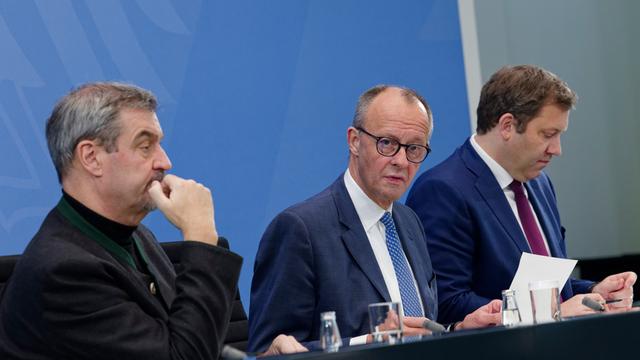 Bundeskanzler Friedrich Merz (CDU/M.), Lars Klingbeil (SPD,r.), Bundesfinanzminister, und Markus Söder (CSU/l.), Ministerpräsident des Freistaats Bayern, sitzen während einer Pressekonferenz im Kanzleramt nebeneinander an einem Tisch