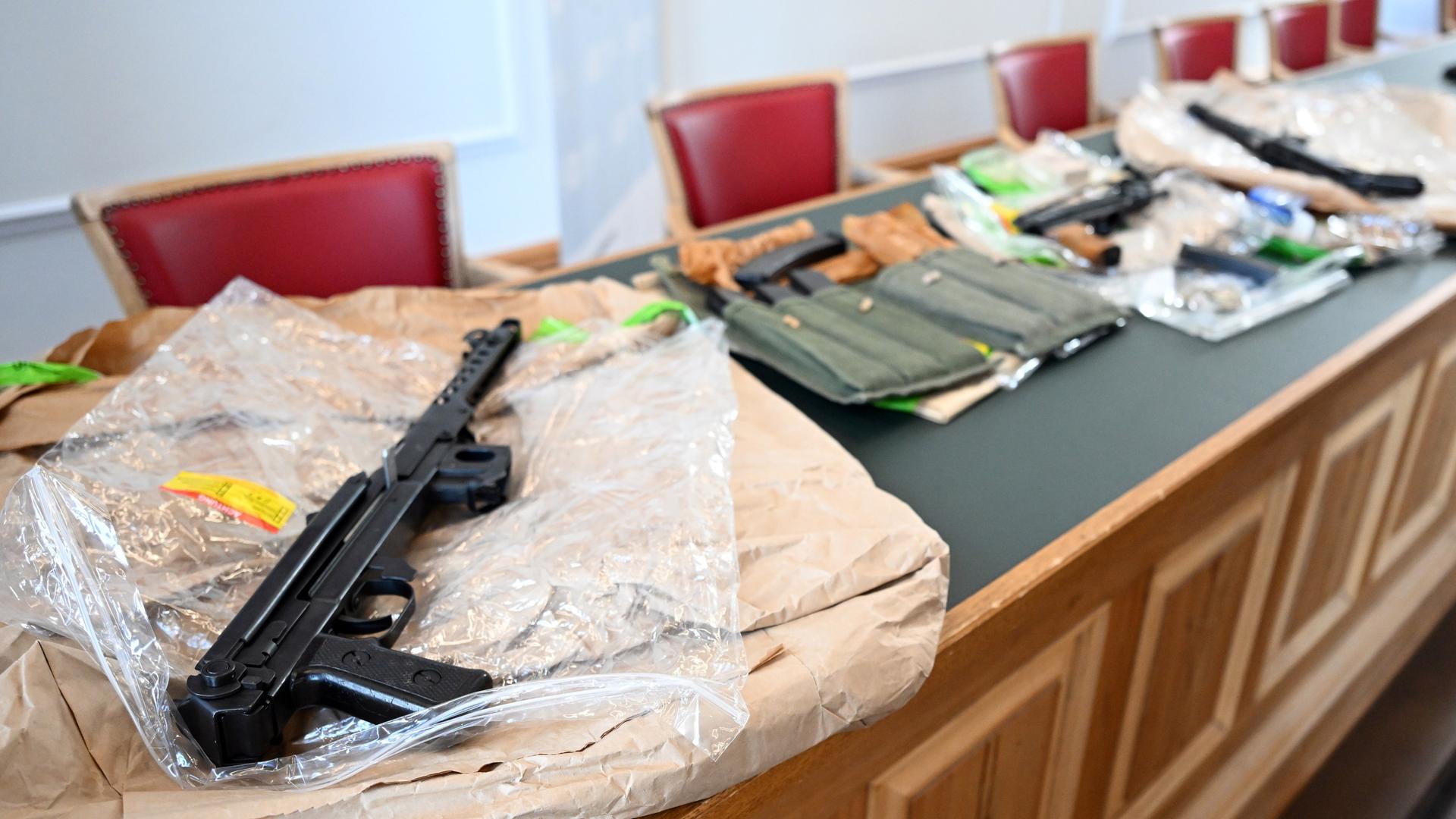 Wuppertal: Sichergestellte Waffen und Patronen werden bei einer Pressekonferenz im Polizeipräsidium gezeigt. Wuppertal: Sichergestellte Waffen und Patronen werden bei einer Pressekonferenz im Polizeipräsidium gezeigt.