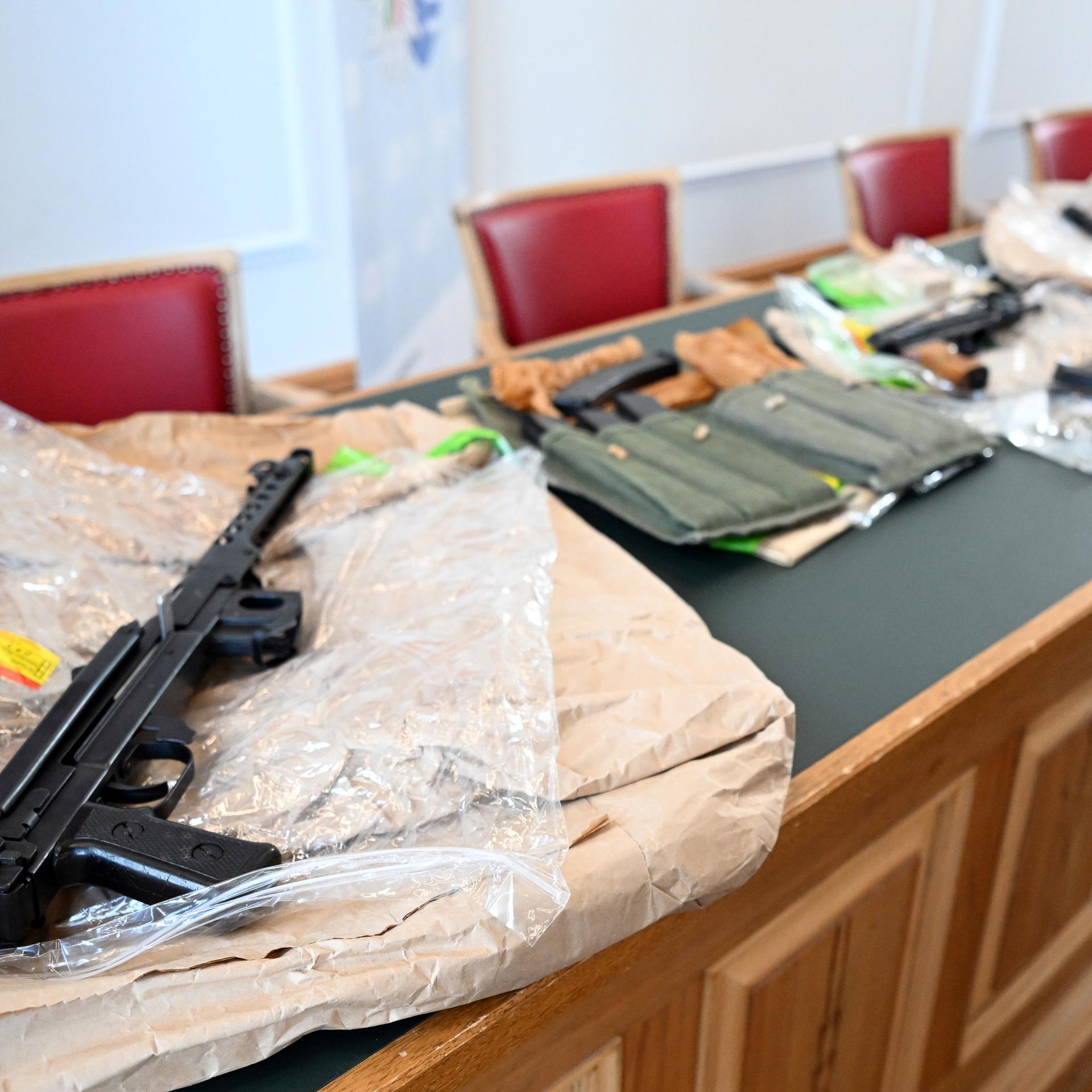 Wuppertal: Sichergestellte Waffen und Patronen werden bei einer Pressekonferenz im Polizeipräsidium gezeigt.