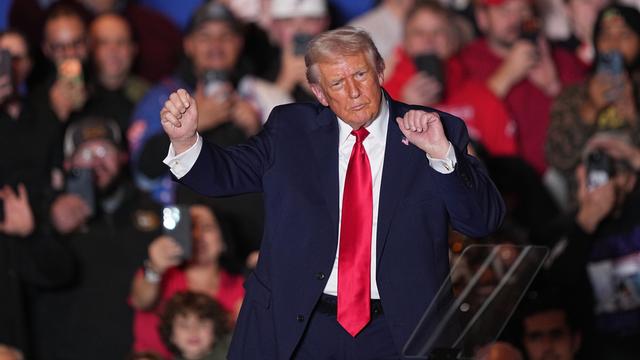 US-Präsident Donald Trump tanzt während eines Auftrittes im Mount Airy Casino Resort in Pennsylvania am 9. Dezember 2025