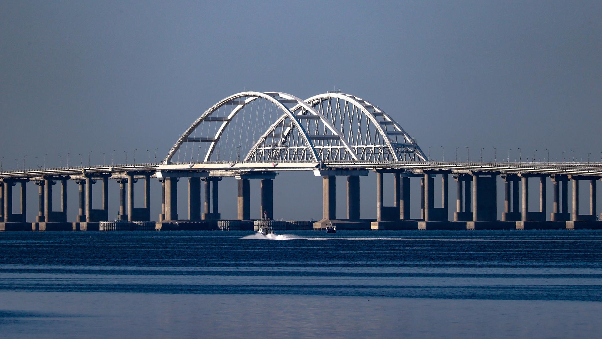 Blick auf die von Russland gebaute Brücke zur Halbinsel Krim