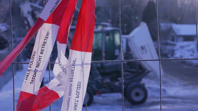 Ein Absperrband "Halt Polizei! Tatort nicht betreten!" hängt an einem Zaun um das Heizkraftwerk Lichterfelde.