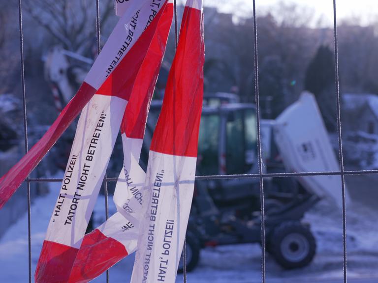 Ein Absperrband "Halt Polizei! Tatort nicht betreten!" hängt an einem Zaun um das Heizkraftwerk Lichterfelde.