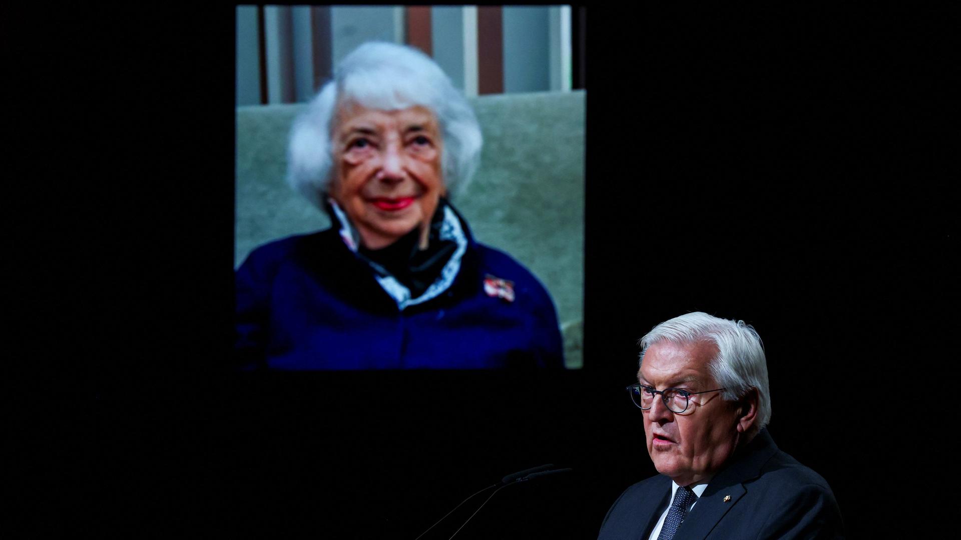 Bundespräsident Frank-Walter Steinmeier spricht auf der Bühne während einer Gedenkfeier für die am 9. Mai im Alter von 103 Jahren verstorbene Holocaust-Überlebende Margot Friedländer in der Philharmonie in Berlin. Bundespräsident Frank-Walter Steinmeier spricht auf der Bühne während einer Gedenkfeier für die am 9. Mai im Alter von 103 Jahren verstorbene Holocaust-Überlebende Margot Friedländer in der Philharmonie in Berlin.