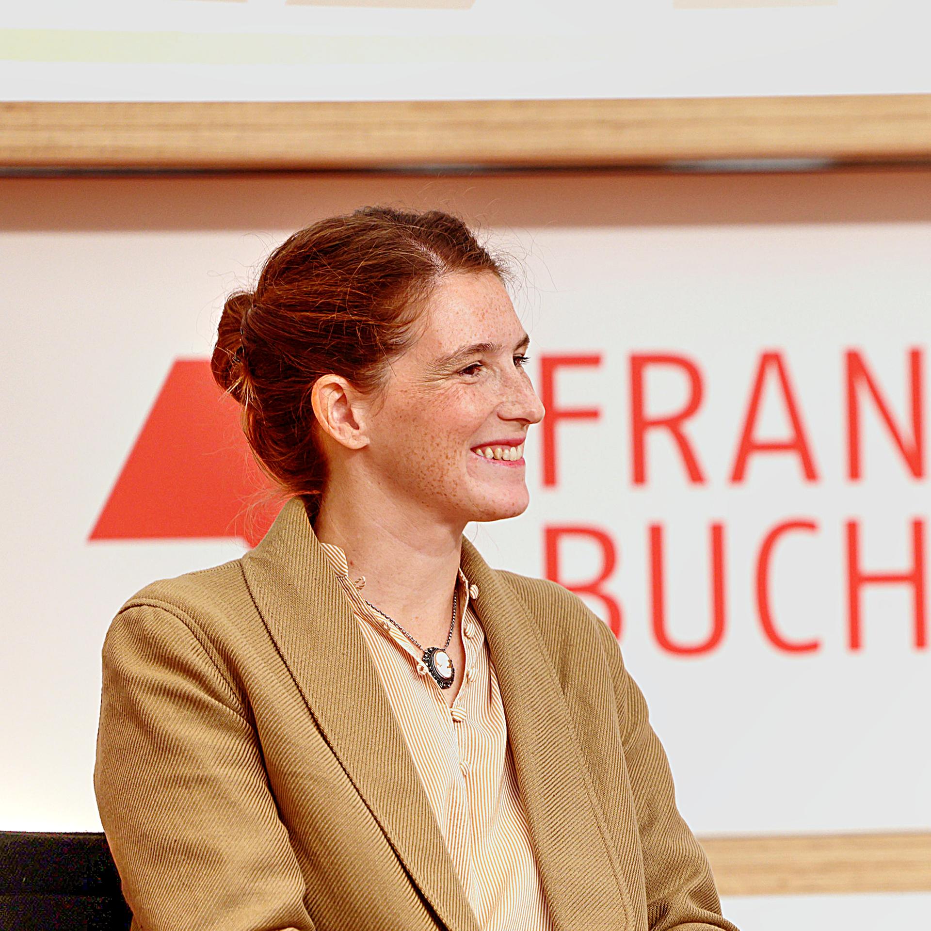 Nataša Kramberger bei einem Podiumsgespräch zu Slowenien, dem Ehrengast der Frankfurter Buchmesse 2023, auf der 74. Frankfurter Buchmesse 2022 in der Messe Frankfurt.