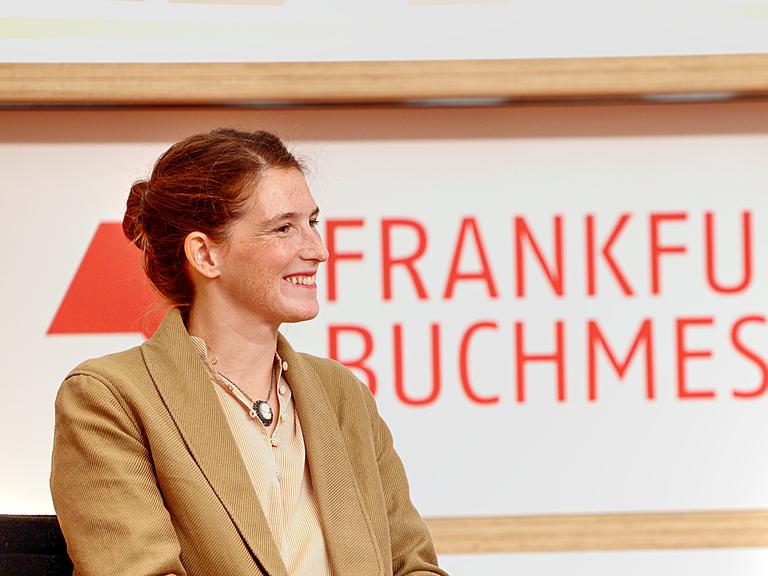 Nataša Kramberger bei einem Podiumsgespräch zu Slowenien, dem Ehrengast der Frankfurter Buchmesse 2023, auf der 74. Frankfurter Buchmesse 2022 in der Messe Frankfurt.