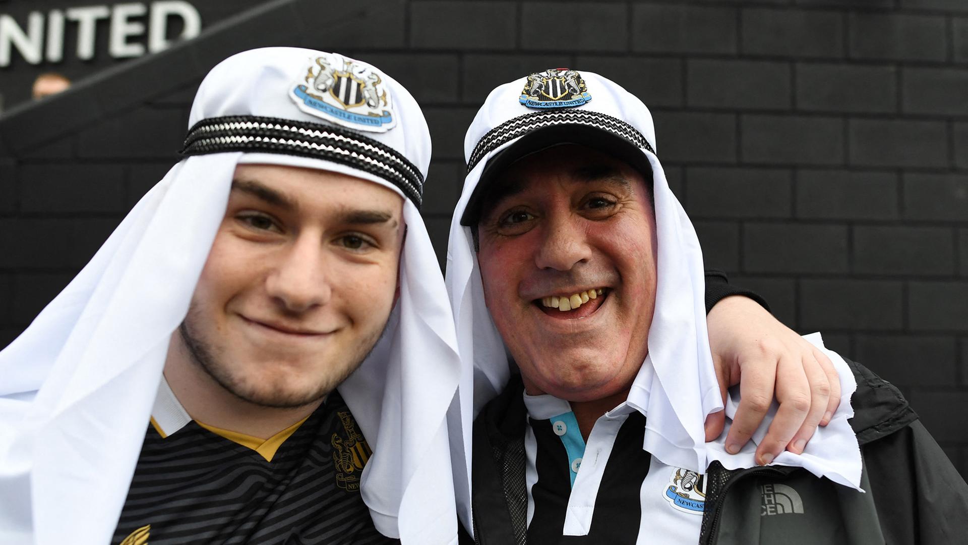 Fans von Newcastle United als Scheichs verkleidet bei einem Spiel in der Premier League
