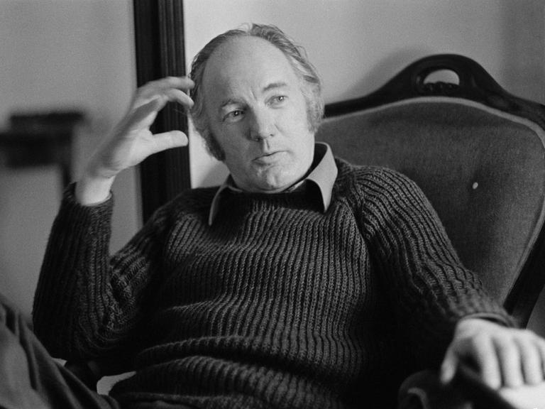 Thomas Bernhard im Gespräch auf seinem Vierkanthof in Ohlsdorf (Oberösterreich)