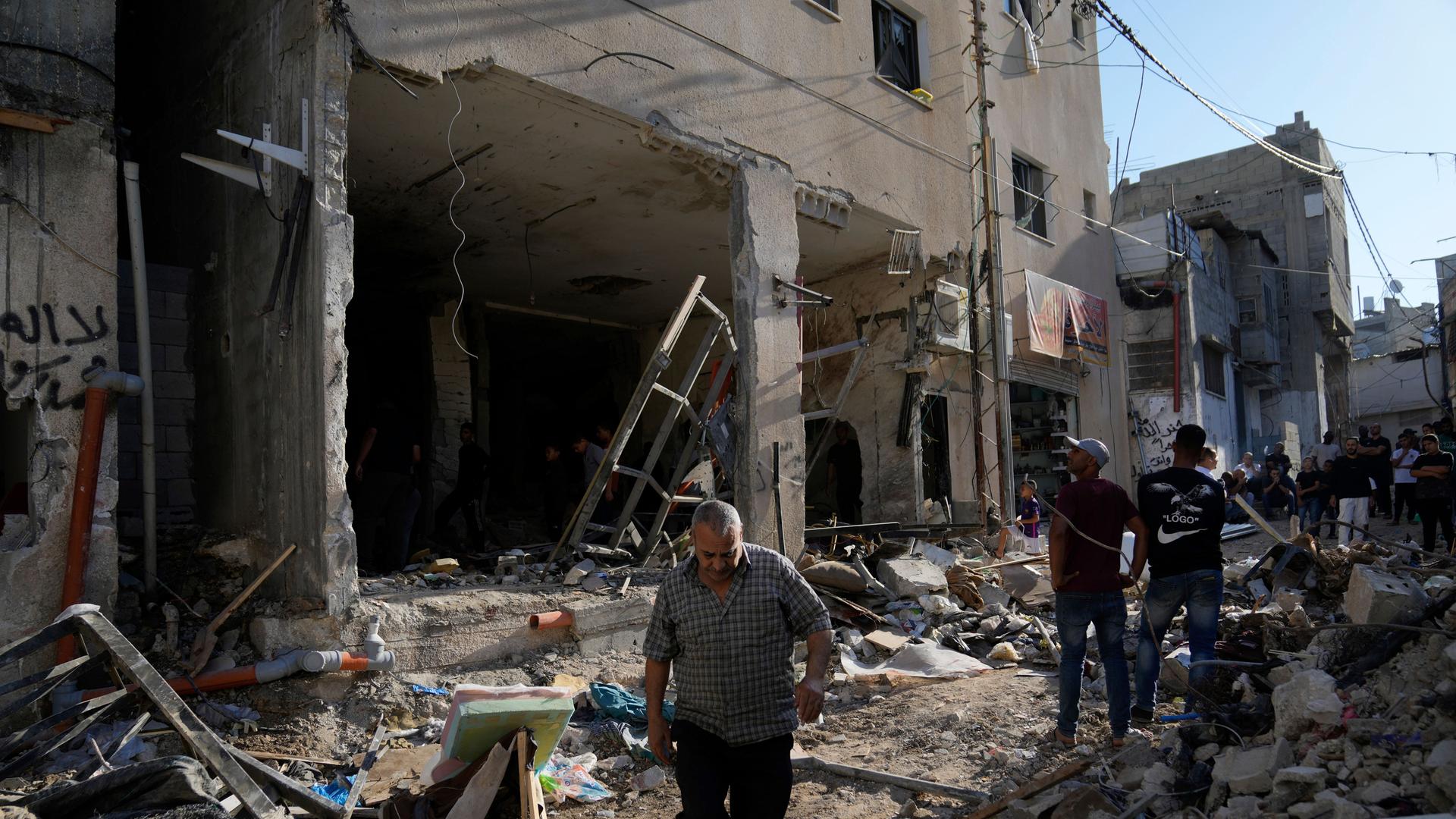 Palästinensische Gebiete: Palästinenser begutachten die Schäden nach einem israelischen Luftangriff in der Stadt Tulkarem im Westjordanland. Palästinensische Gebiete: Palästinenser begutachten die Schäden nach einem israelischen Luftangriff in der Stadt Tulkarem im Westjordanland.