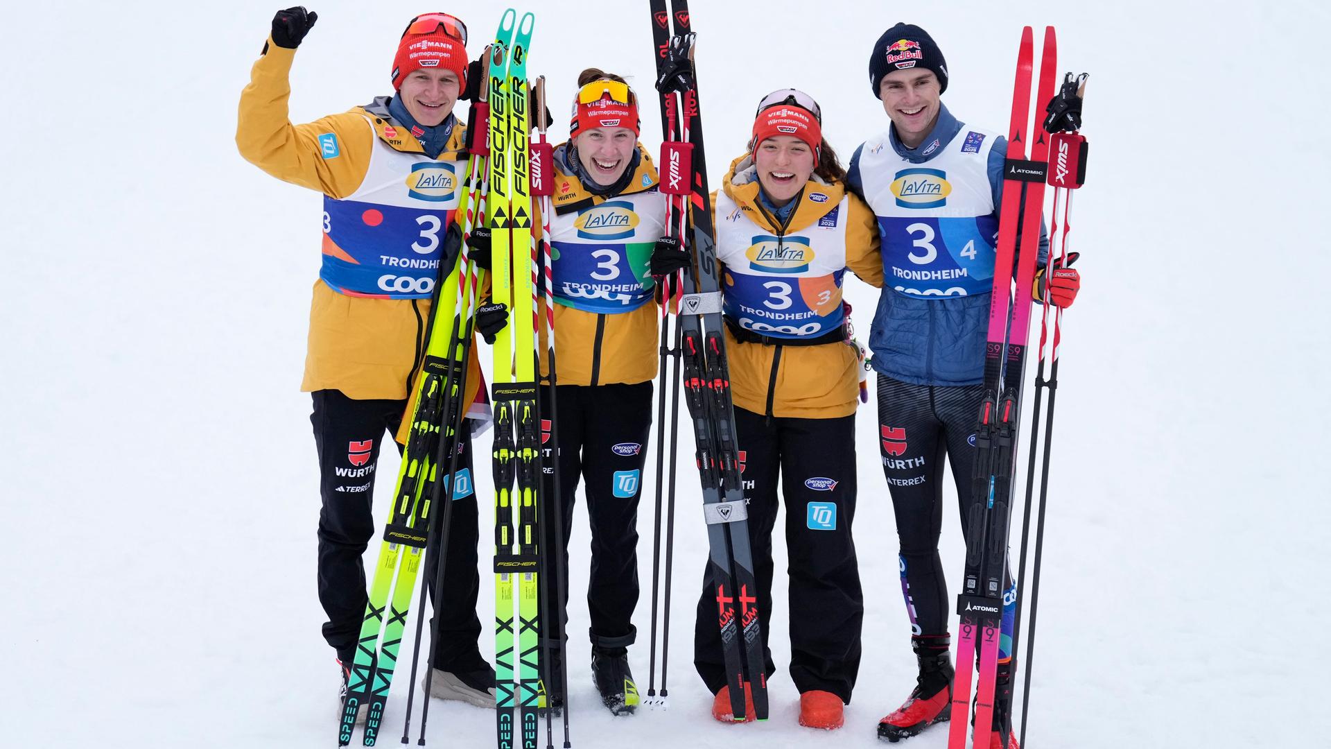 Julian Schmid, Jenny Nowak, Nathalie Armbruster und Vinzenz Geiger freuen sich über ihre Silbermedaille bei der Nordisch-WM. Julian Schmid, Jenny Nowak, Nathalie Armbruster und Vinzenz Geiger freuen sich über ihre Silbermedaille bei der Nordisch-WM.