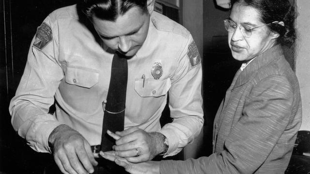 Am 22. Februar 1956 nimmt ein Polizist in Montgomery den Fingerabdruck von Rosa Parks an. 