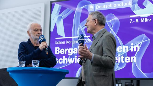 Zwei Männer mit Mikrofon im Gespräch im Foyer des Deutschlandfunk Funkhauses im Rahmen des Kölner Kongresses 2025 in Köln