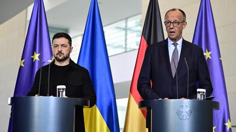 Wolodymyr Selenskyj (l), Präsident der Ukraine und Bundeskanzler Friedrich Merz (CDU, r) geben ein Statement. Selenskyj nimmt an virtuellen Beratungen europäischer Staats- und Regierungschefs mit Blick auf das Treffen von US-Präsident Trump und dem russischen Präsidenten Putin teil.
