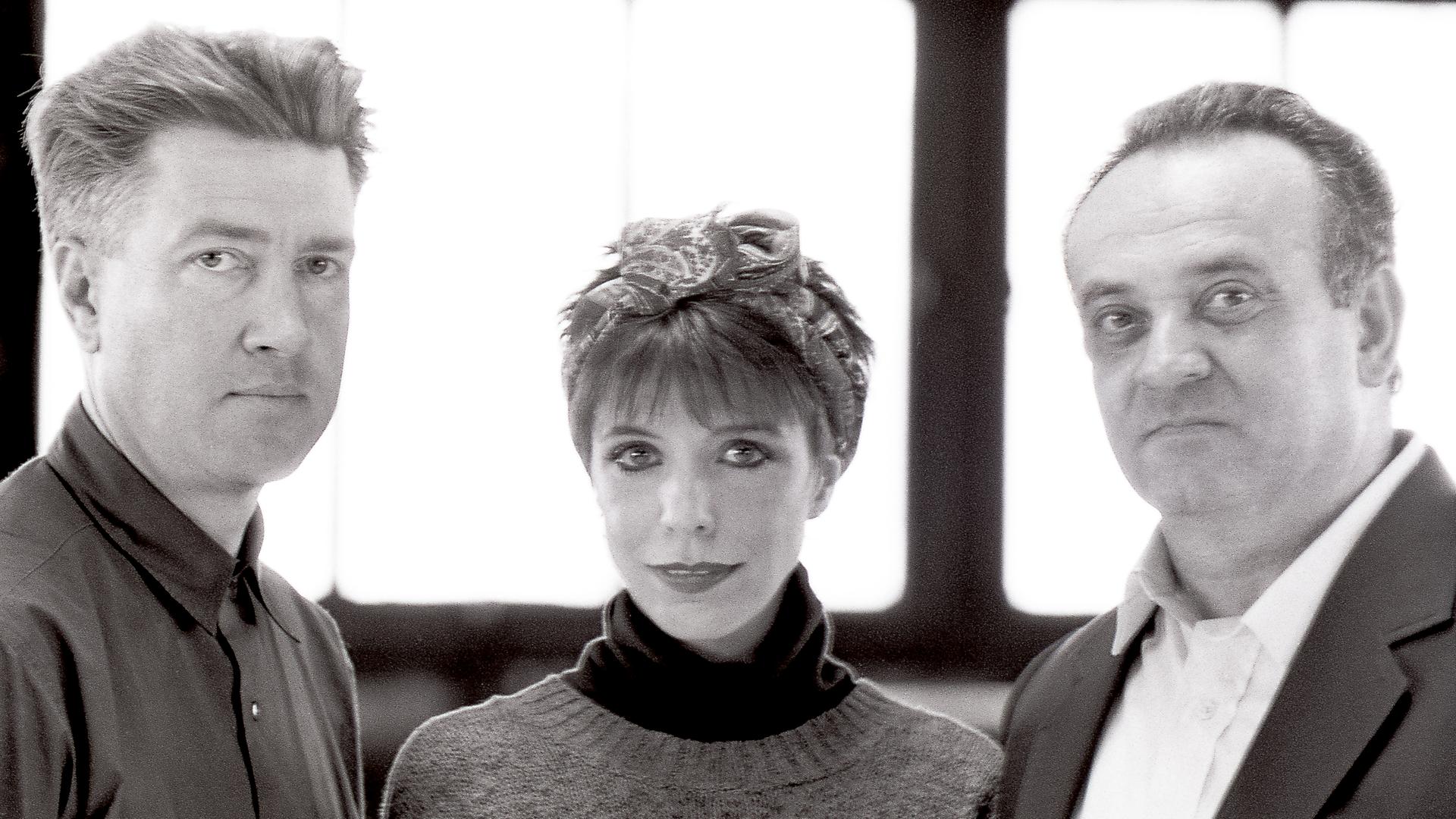 Porträt (von links nach rechts) des Film- und Fernsehregisseurs David Lynch, des Komponisten Angelo Badalamenti und der Sängerin Julee Cruise auf dem Dach eines Hotels in der West 34th Street in New York City, New York, 25. Oktober 1989.
