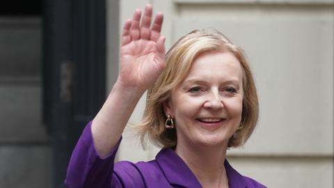 Die neue britische Premierministerin Liz Truss winkt. 