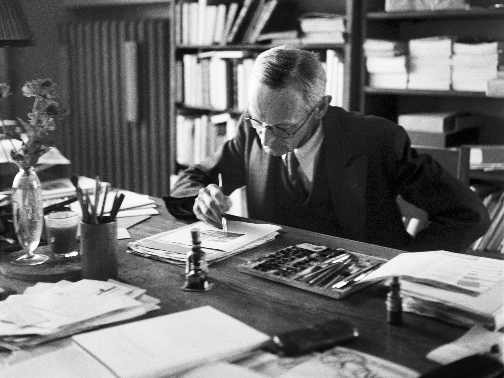 Der Schriftsteller Hermann Hesse arbeitet an einer Illustration im Arbeitszimmer seinen Hauses in Montagnola, Tessin, undatierte Aufnahme. 